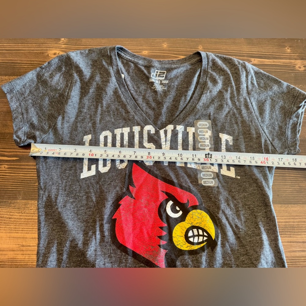 NWT Women’s Louisville Cardinals Gray‎ V-Neck T-Shirt Size M - Picture 5 of 6